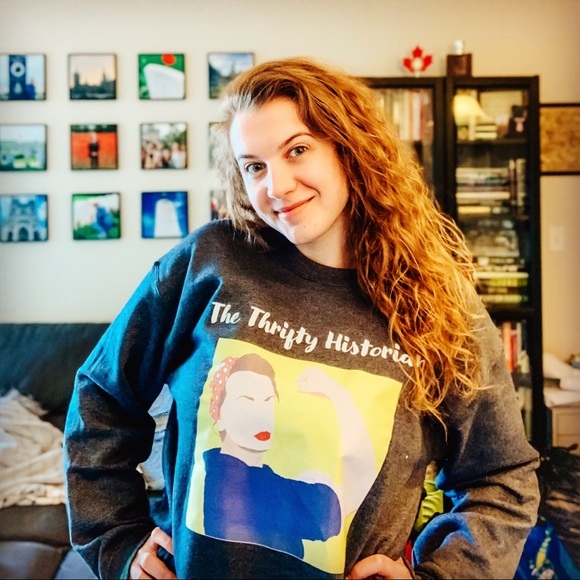 Hello! 😊 I’m Ilinca 👋🏼 Happy Poshing! 🛍 - Picture 2 of 6